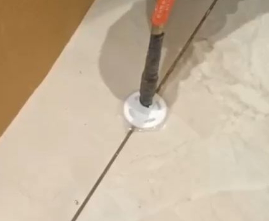 泊头瓷砖空鼓维修公司专业解答瓷砖在铺贴过程中，如果没有涂抹均匀到位的粘结材料（如水泥砂浆或瓷砖胶），可能会导致以下问题