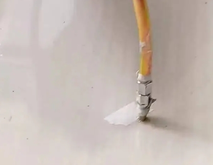泊头瓷砖空鼓维修公司专业解答在瓷砖铺贴过程中，如果使用的砂料过粗（如全部使用了粗砂），可能会导致以下问题