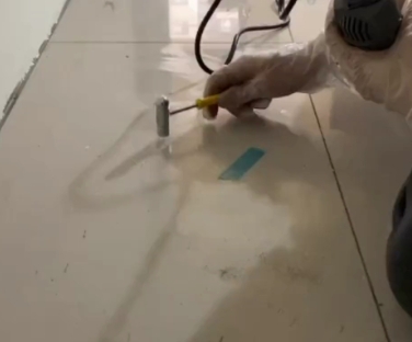 泊头瓷砖开裂维修公司专业分享瓷砖在铺贴前如果没有沥干水分，将会导致以下问题